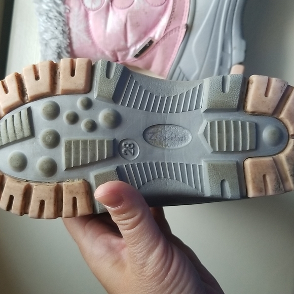 Pair of Youth Bogs and Snow Boots Size 9 - Picture 6 of 6